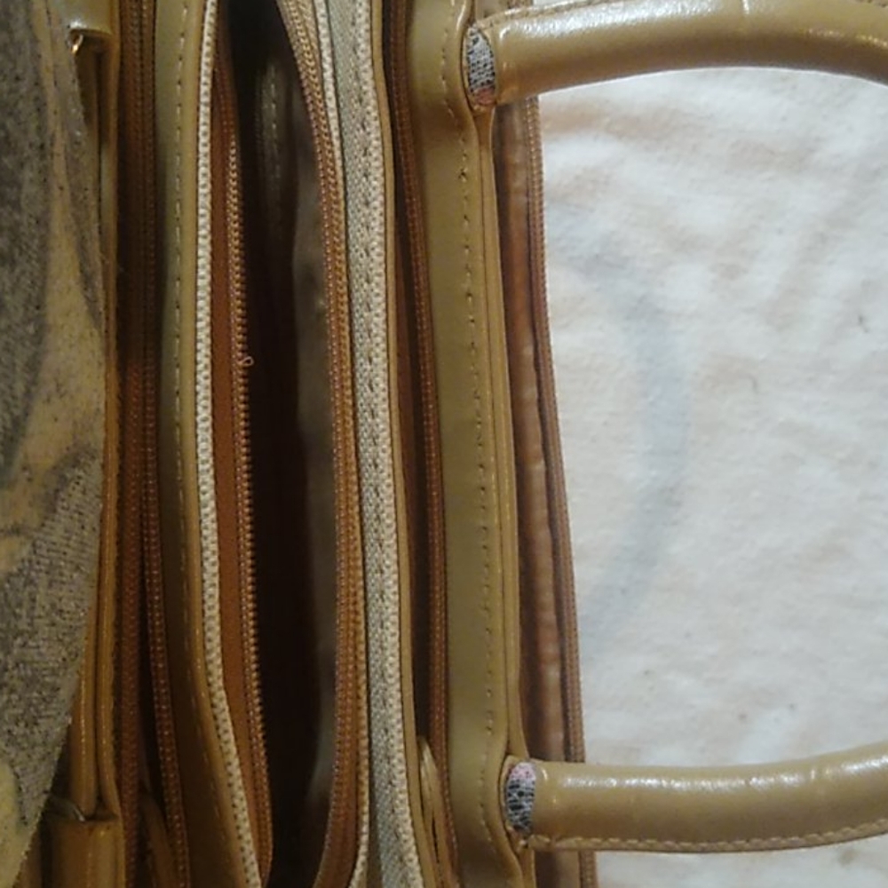Handbag - Picture 9 of 10